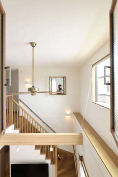 化粧梁が存在を放つ吹き抜けのリビング