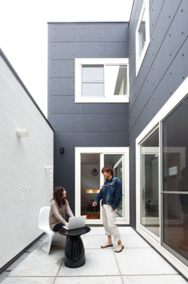 光と風の通り道となるパティオは、もちろんアウトリビングとしても活躍する。バーベキューを楽しんだり、将来はお子さんを遊ばせたりと多彩な用途