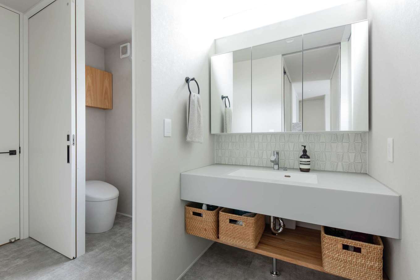 幹工務店【趣味、平屋、ガレージ】脱衣室と仕切り、単独で使えるように仕上げた洗面スペース。洗面の壁面には名古屋モザイクのタイルを採用