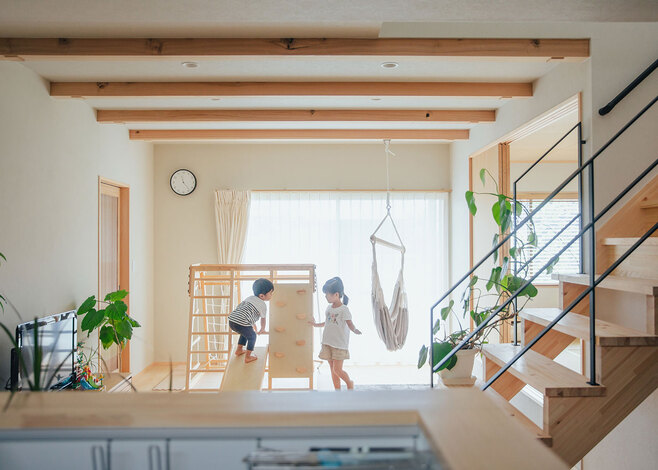 キッチンにはリビングや階段の様子が届く