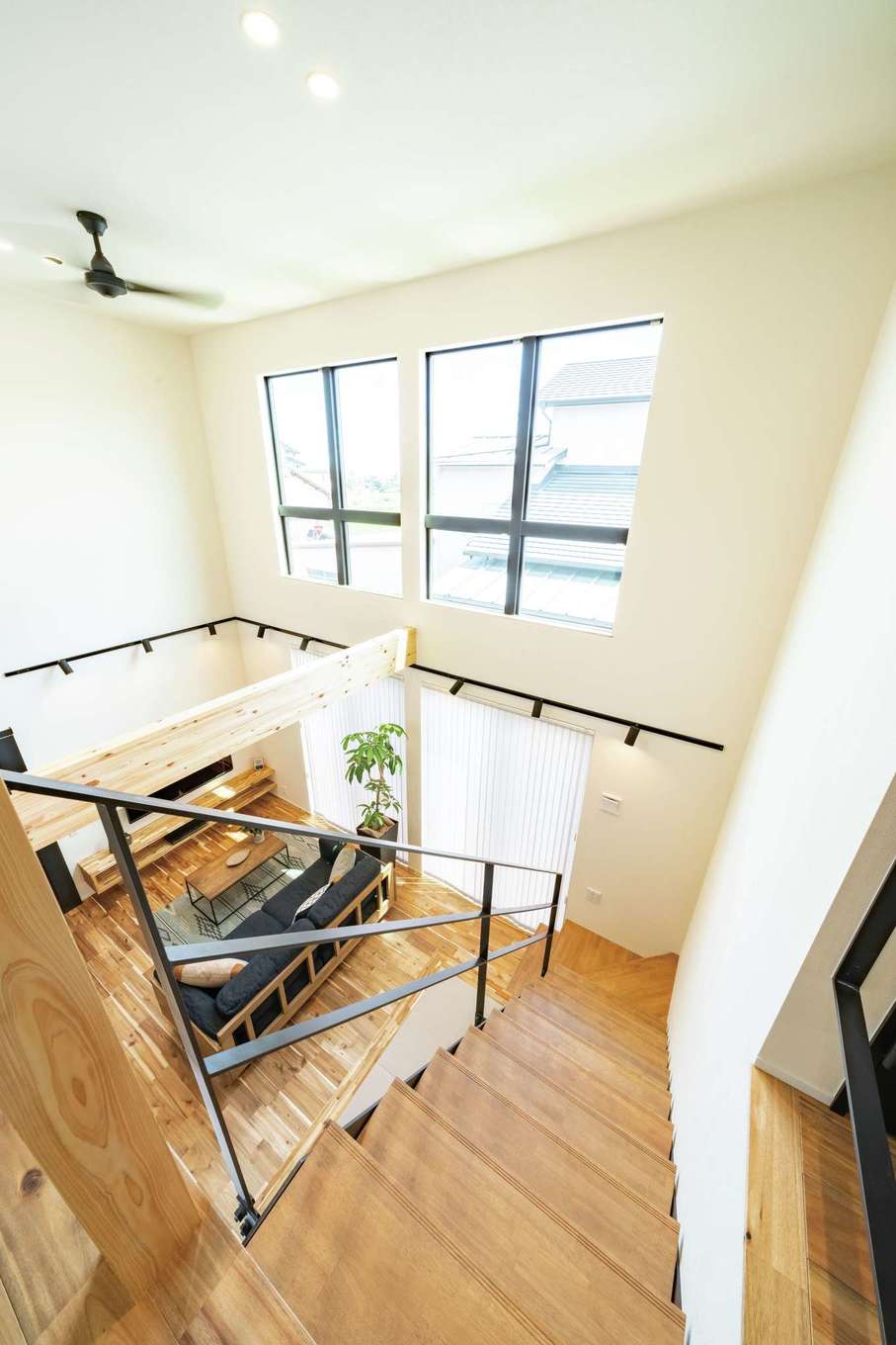 住家 JYUKA【デザイン住宅、ペット、建築家】カッコいい吹抜けのリビングは、『住家』のスタッフも仕上がりを見て驚いたほど。建築家の森下氏が日照シミュレーションを行い、窓の大きさと位置を決めた