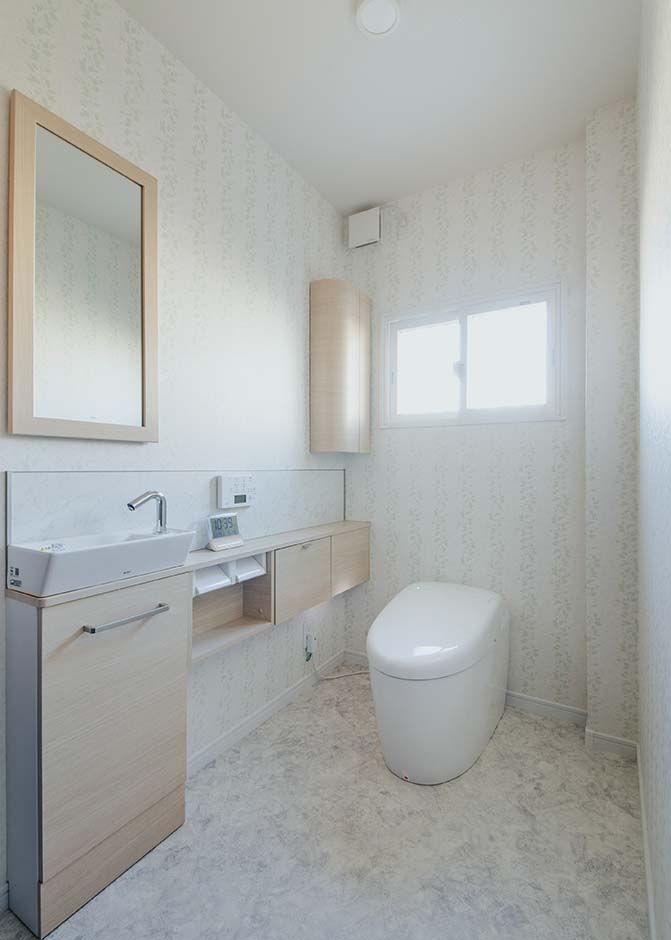 ハート住いる｜ゆったり広々とした明るいトイレ。段差をなくし、ご主人も安心して利用できるようになった。トイレはTOTOのネオレストで、洗練されたデザインと機能性を両立している