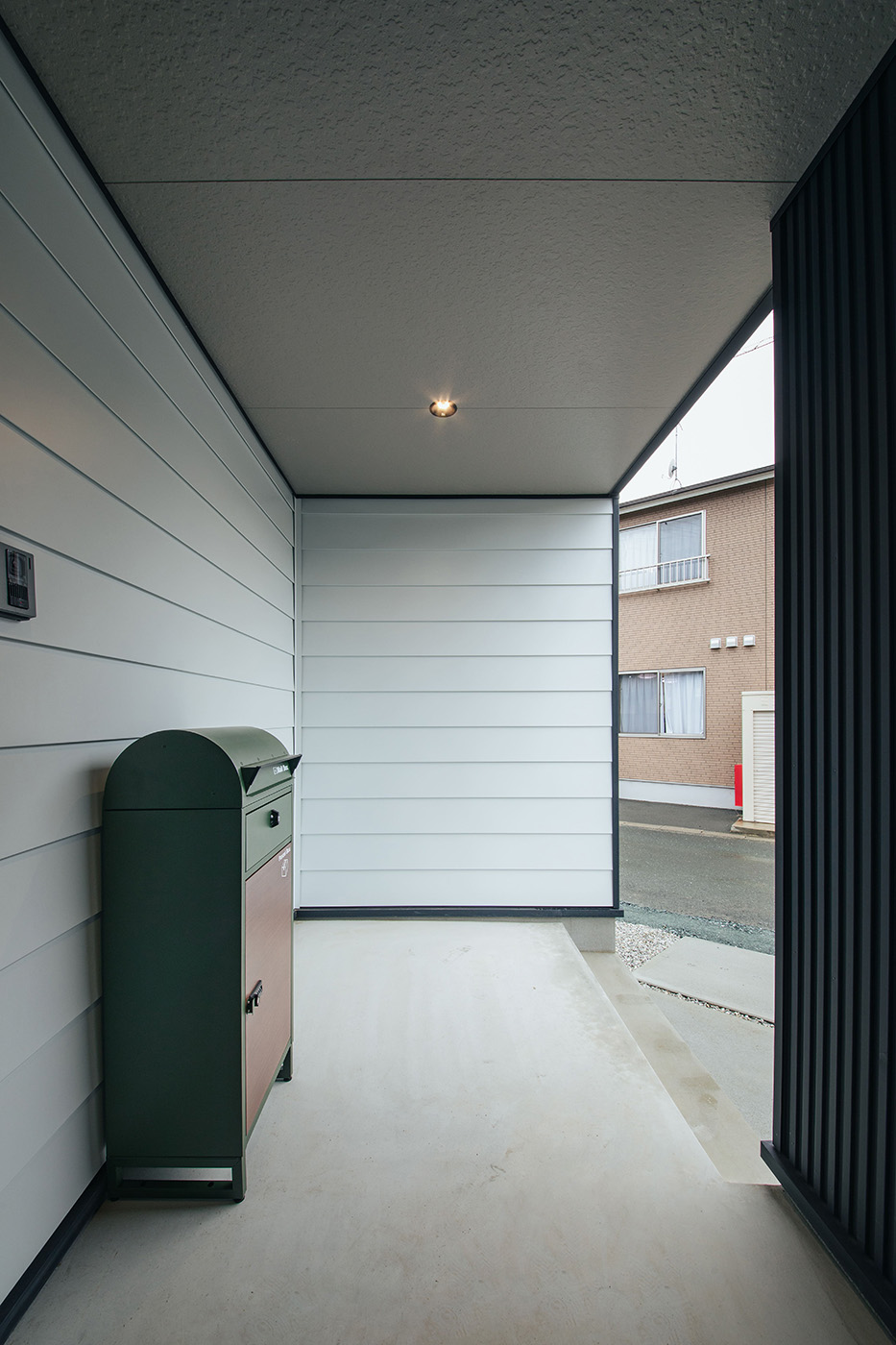 DAITOKU（大得工務店）｜玄関ポーチは軒が深く、雨が降る日も出入りがスムーズ。ドアを開けた時に、家の中が見えない点も魅力だ