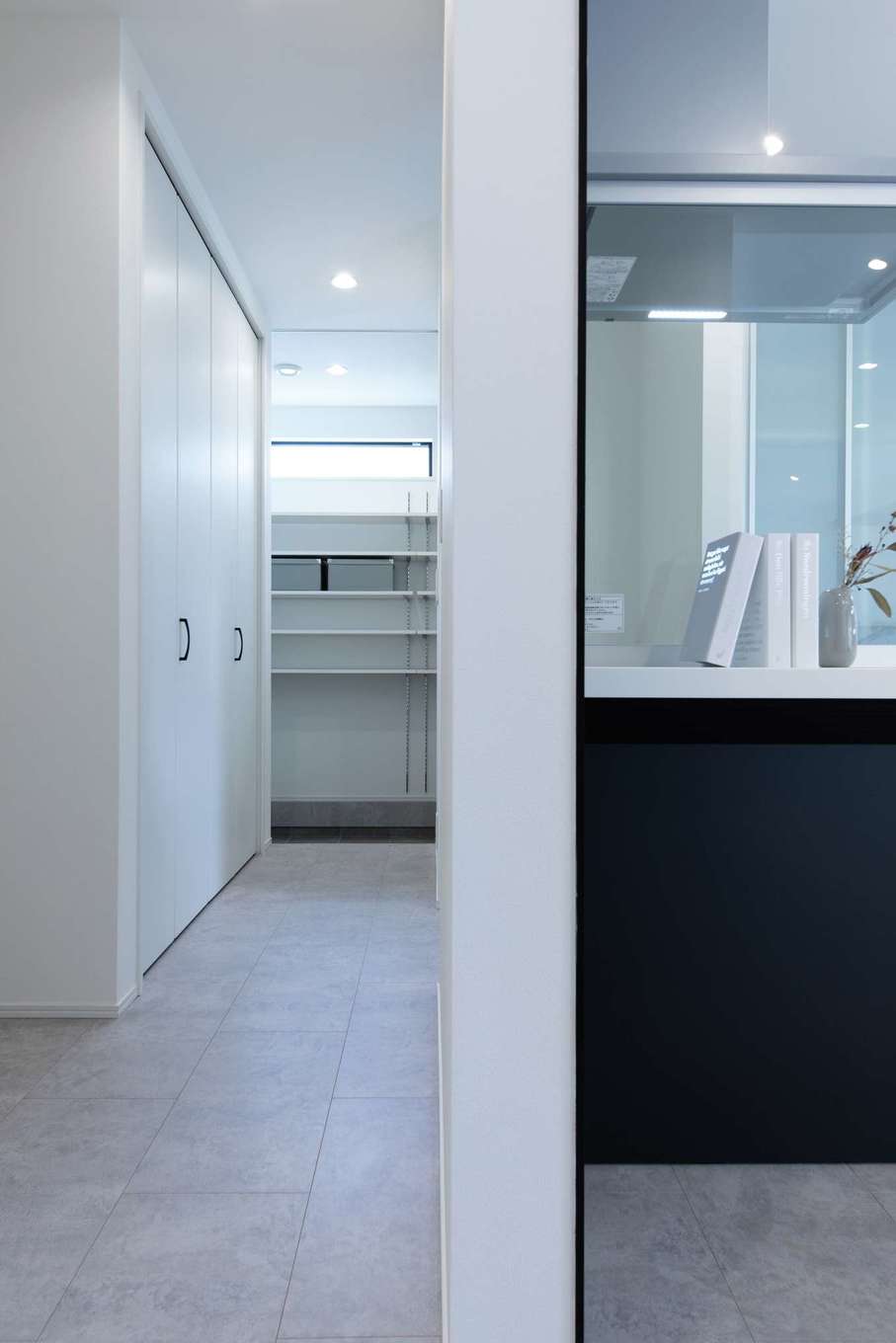 KUREKEN HAUS（榑林建設）【デザイン住宅、省エネ、平屋】シューズクロークとキッチンの間にパントリー。効果的に収納が配置された