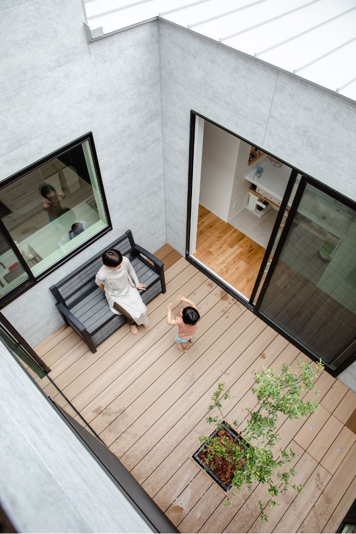 S.CONNECT（エスコネクト）【デザイン住宅、間取り、建築家】最近はレジャーシートを敷いておままごとをするのが子どもたちのブーム。みんなでバーベキューを楽しむことも