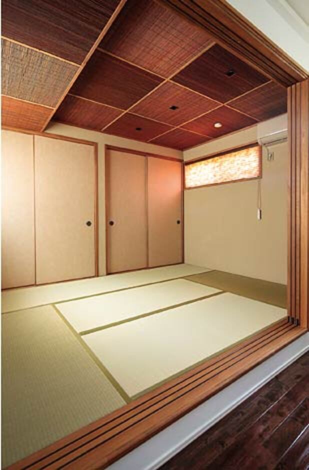 家族そろって川の字に寝ているという和室。竹をあしらった天井のデザインが粋だ