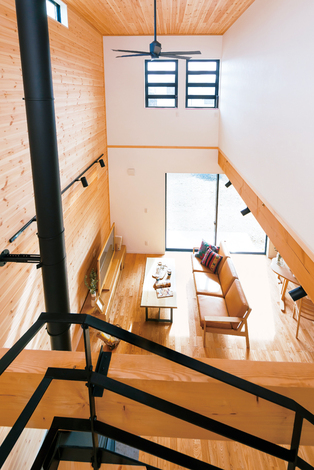 住まいるコーポレーション｜大きな吹抜けのあるリビングはアイアンのストリップ階段や天井まで一面板張りの壁がアクセント