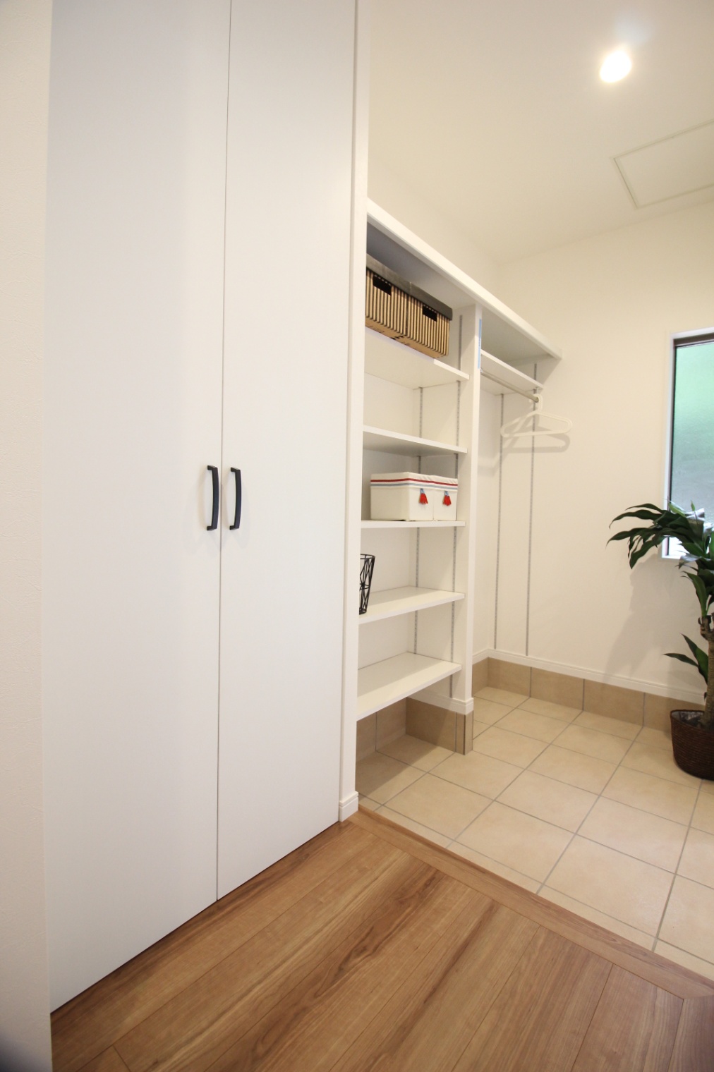 小野田産業～designers house project～｜床がタイル張りで清潔感のあるシューズクローク。収納スペースが豊富で、靴や小物を整理するのに便利。