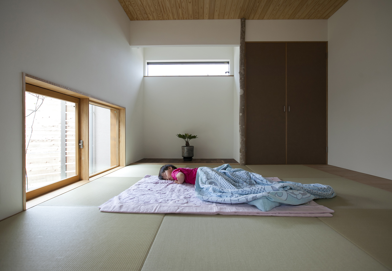 kotokoto.一級建築士事務所【デザイン住宅、自然素材、間取り】リビングから一段上がった和室。小さな子供がお昼寝をするには最適な場所。母親も子供の様子を見ながら安心して家事ができる。