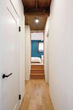 長い廊下の先に見えるのは寝室。スキップフロアは既存のまま。手前の部屋は大容量の納戸