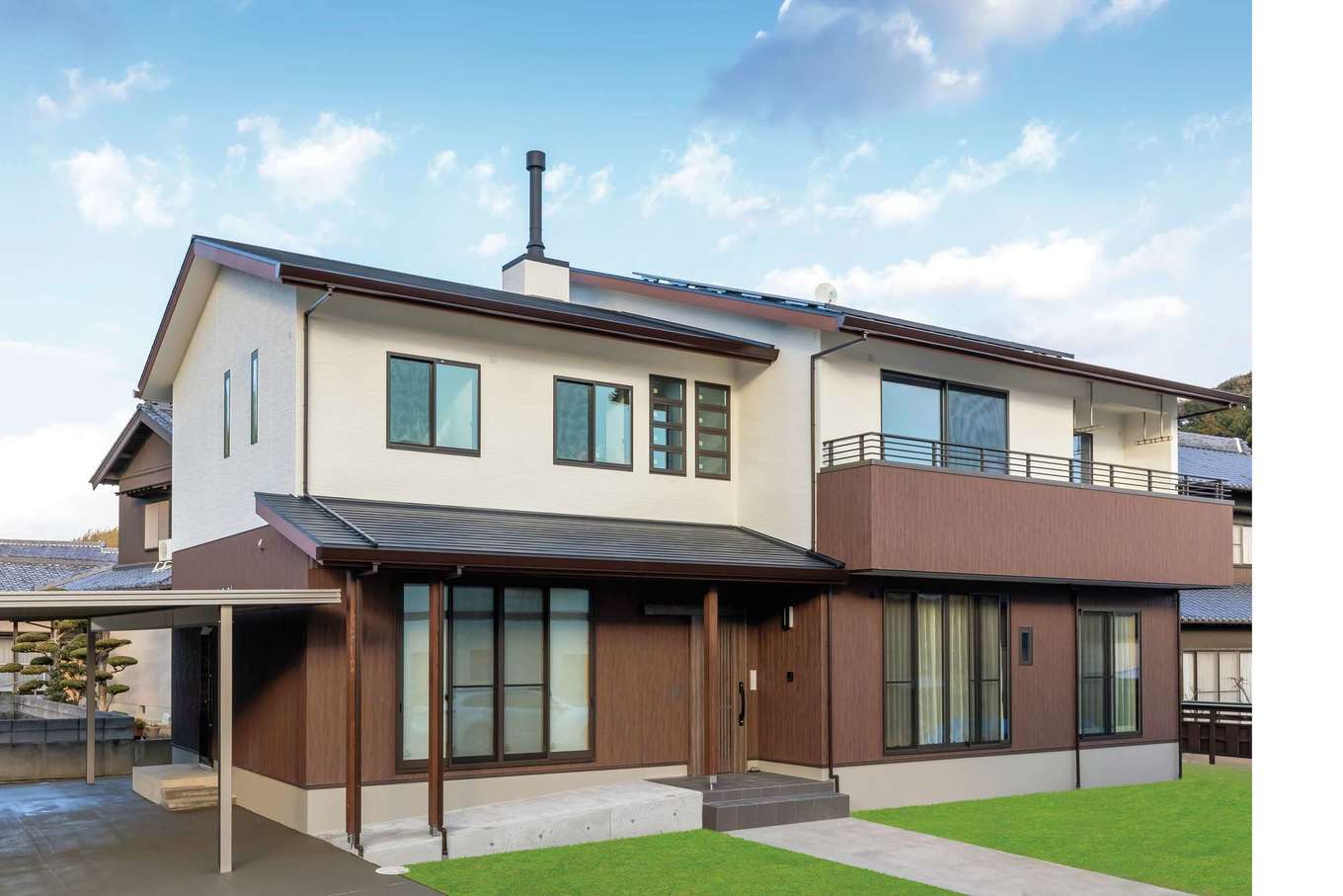住まいるコーポレーション【子育て、二世帯住宅、自然素材】外壁に白×茶色のサイディングを用い、飽きの来ないデザインに仕上げた外観。軒と軒柱が和の風情を感じさせる