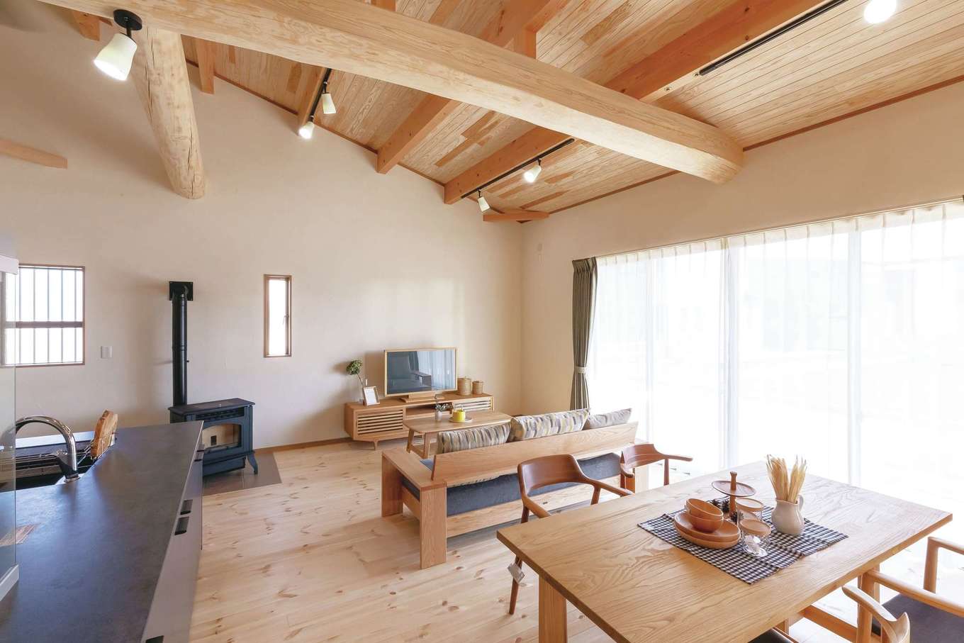 住まいるコーポレーション【デザイン住宅、自然素材、夫婦で暮らす】リビング南面には掃出し窓を広く設けてあり、年中明るい日射しが注ぐ