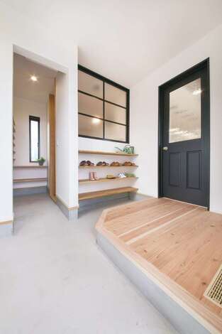 大容量のシューズクロークを備えた土間玄関