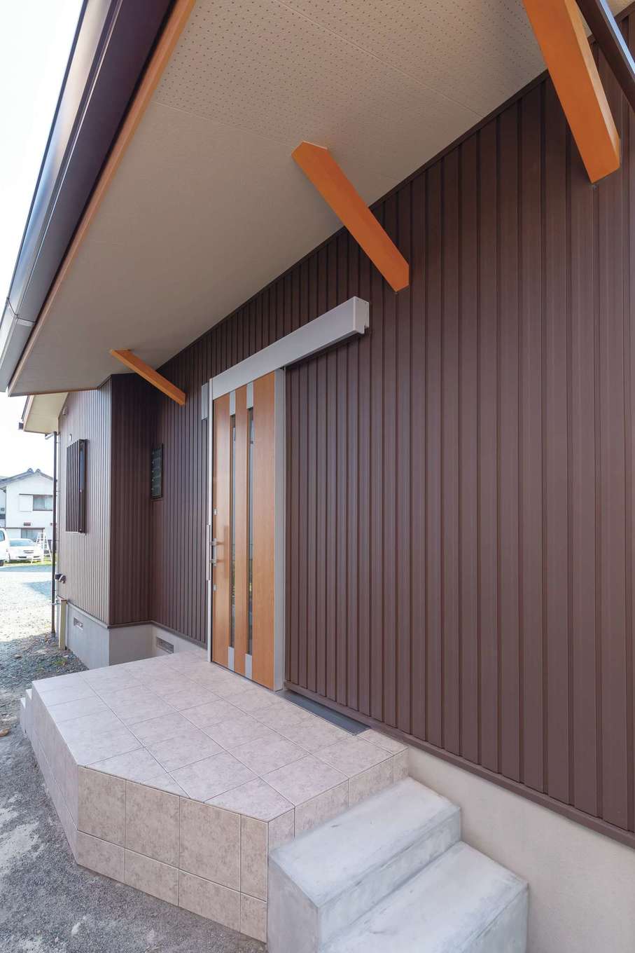 住まいるコーポレーション【デザイン住宅、和風、自然素材】『住まいる』の家は地震や洪水に強い「高基礎」が特徴。基礎の高さで他社との違いをはっきり実感。玄関ポーチは雨に濡れずに出入りできるように、軒を深く、広く設けてある