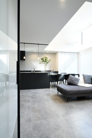 廊下から見たリビング