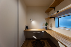 約3帖の書斎スペースは、仕事道具や書籍もしっかりと収納できるようにL字の造作カウンターと収納棚を取り入れたました。