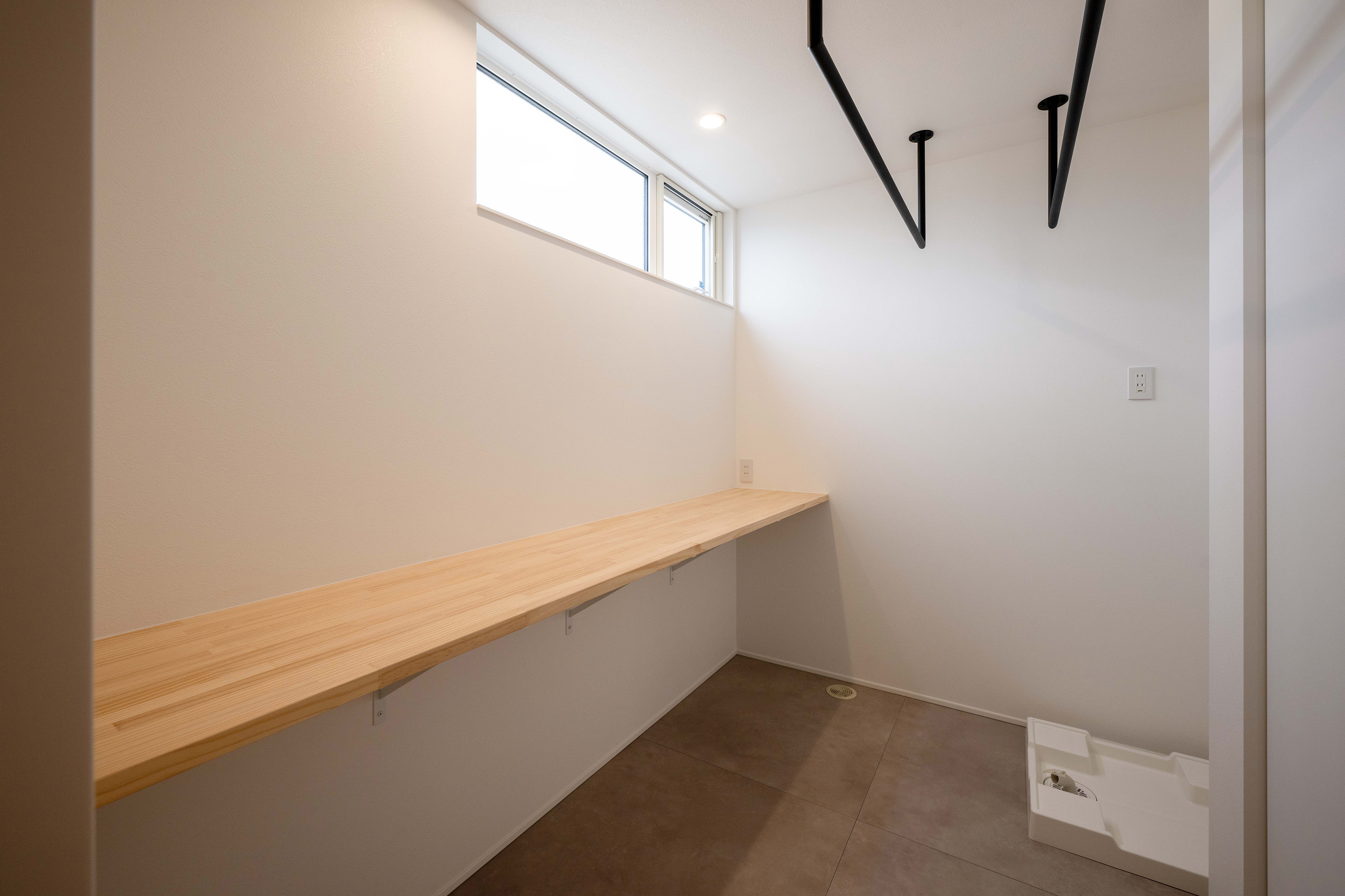 ハウスプラン（R＋house沼津・富士）【デザイン住宅、省エネ、建築家】長いカウンターはアイロン掛けにも活躍