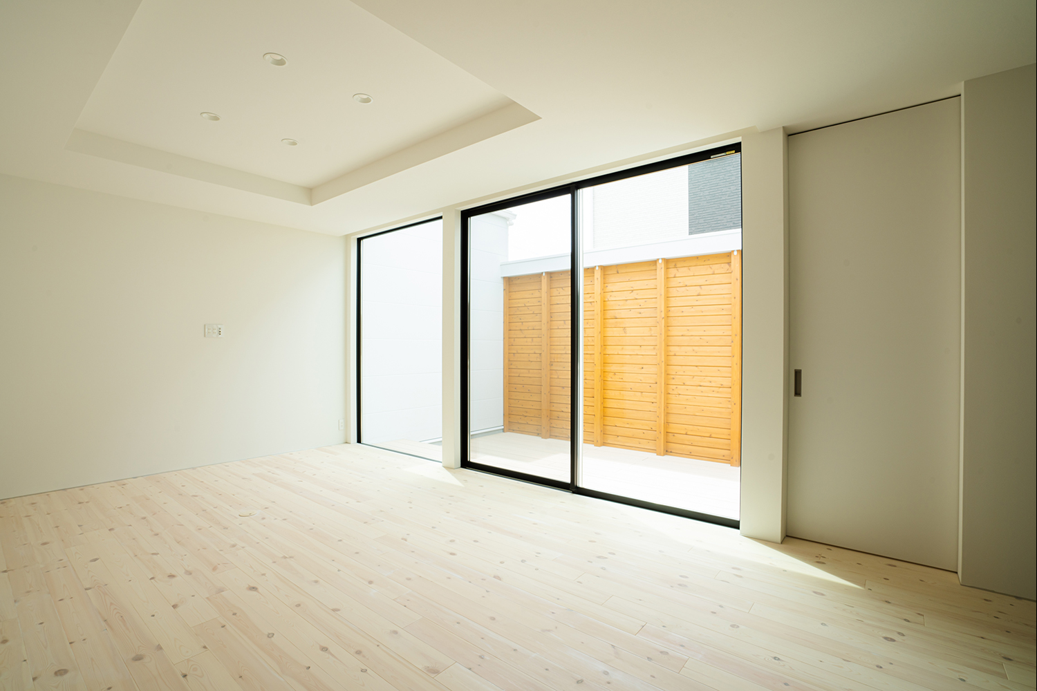 ETERNITY（エタニティ)　SIMPLE NOTE 浜松東【デザイン住宅、建築家、ガレージ】中庭に面したリビングは明るく広々と感じられる