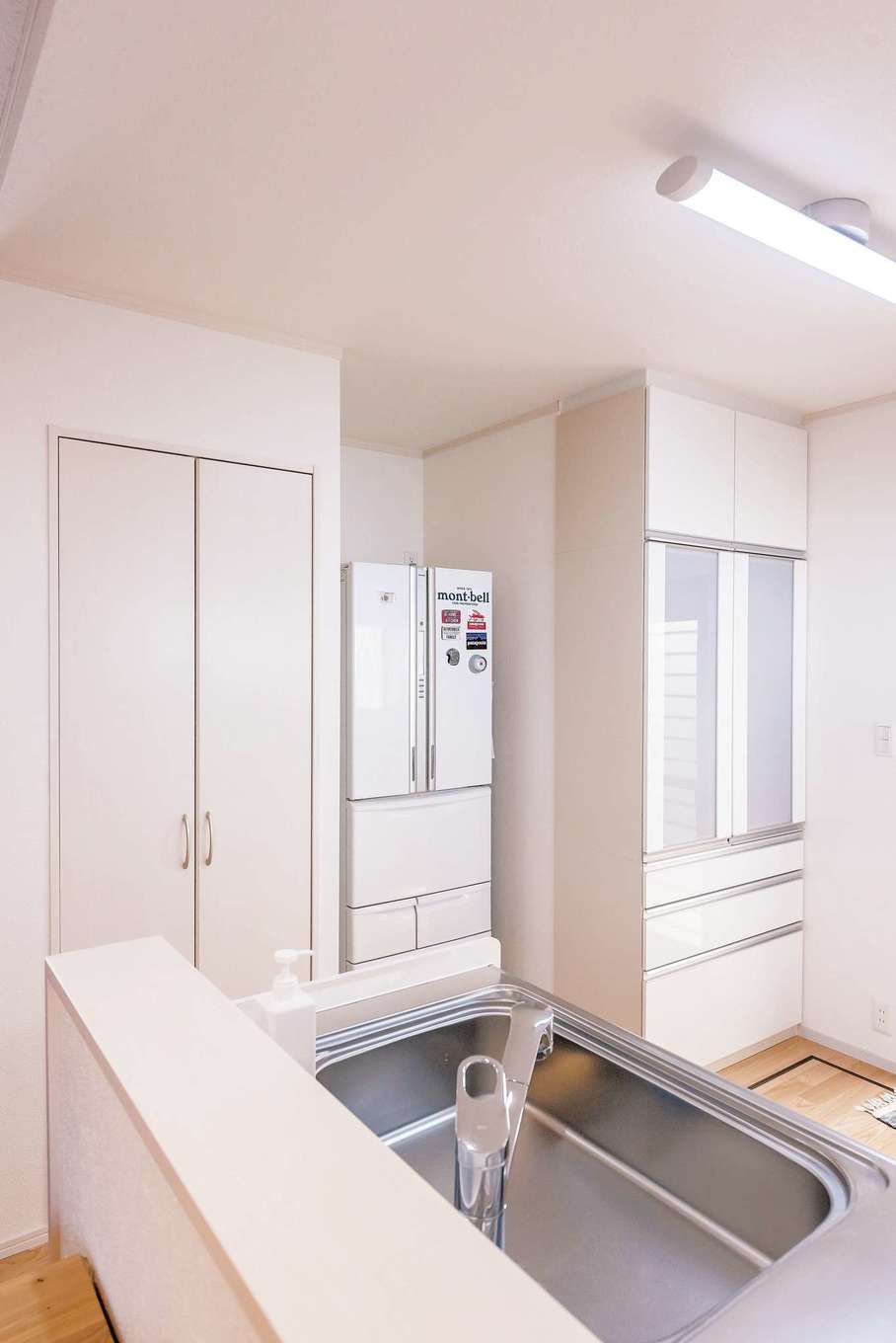 興友ハウス｜元々は和室の押入れだった場所をキッチンの収納に。冷蔵庫がシンクの近くに収まり、家事動線がよくなった
