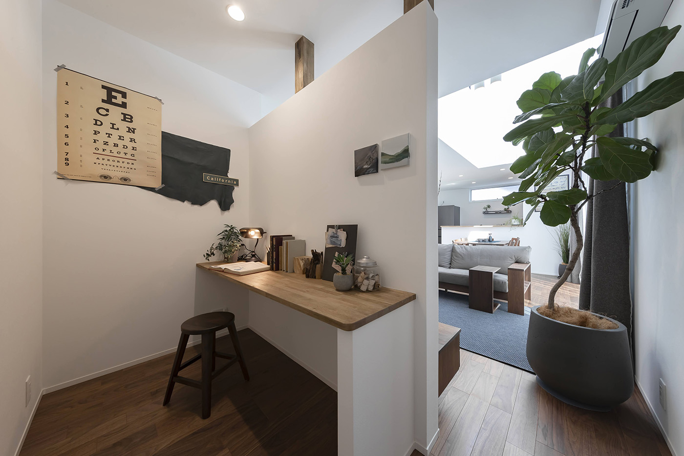 PG HOUSE（ピージーハウス）【浜松市中央区曳馬6-19-5・モデルハウス】リビングに隣接する2.2畳のライブラリは、集中して勉強や仕事ができる独立型の空間。仕切り壁の上部がオープンになっているため、家族と程よい距離を保ちながら、常に気配を感じ取れる