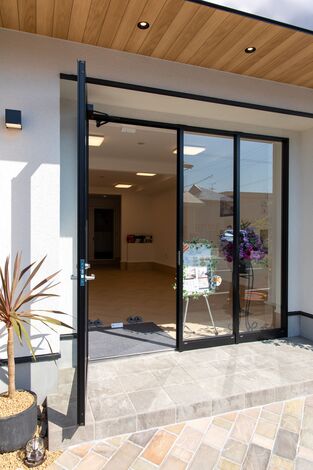 １F店舗エントランス。軒天と袖壁は木目仕上です。