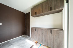 シンプルで機能的なシューズボックス。木目調のデザインが、落ち着きのある広々とした空間を確保。さまざまな靴をすっきりと収納可能。