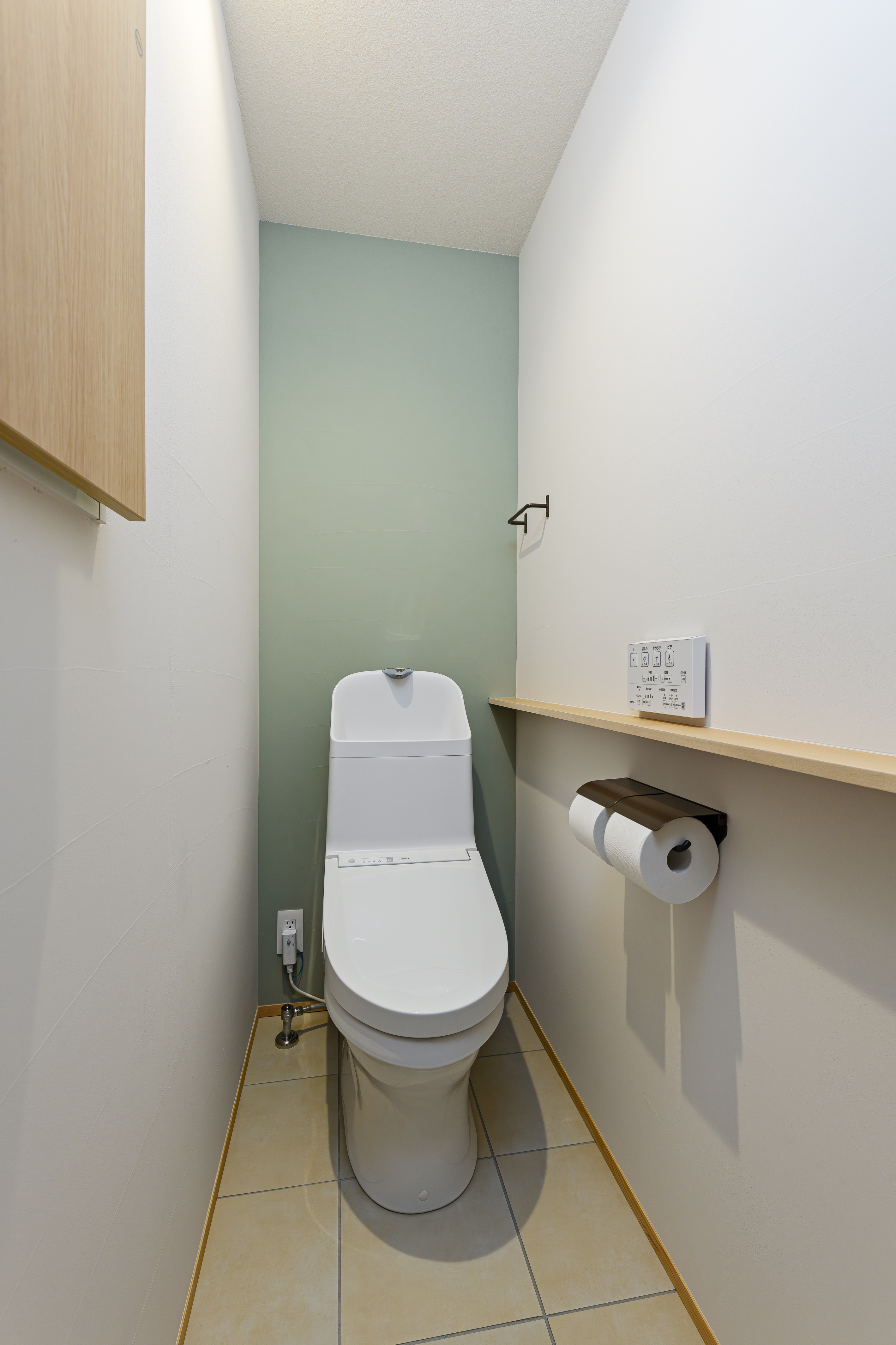 エムズアソシエイツ｜2つ目のトイレ。壁の色を一部変えてアクセントに。