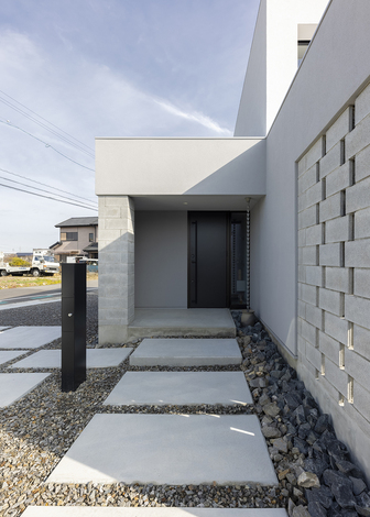 玄関へと続くアプローチも美しく整っている