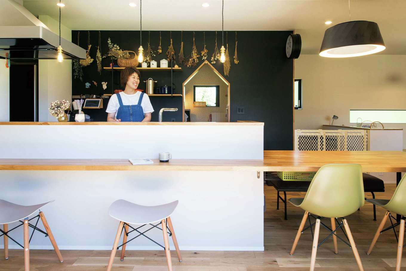 SEVEN HOUSE/セブンハウス【デザイン住宅、平屋、子育て】約4mの長いテーブルと、黒板ペイント塗装が特徴的。アイアンと木の見せる収納と、奥さまの趣味であるドライフラワーが空間のアクセントに