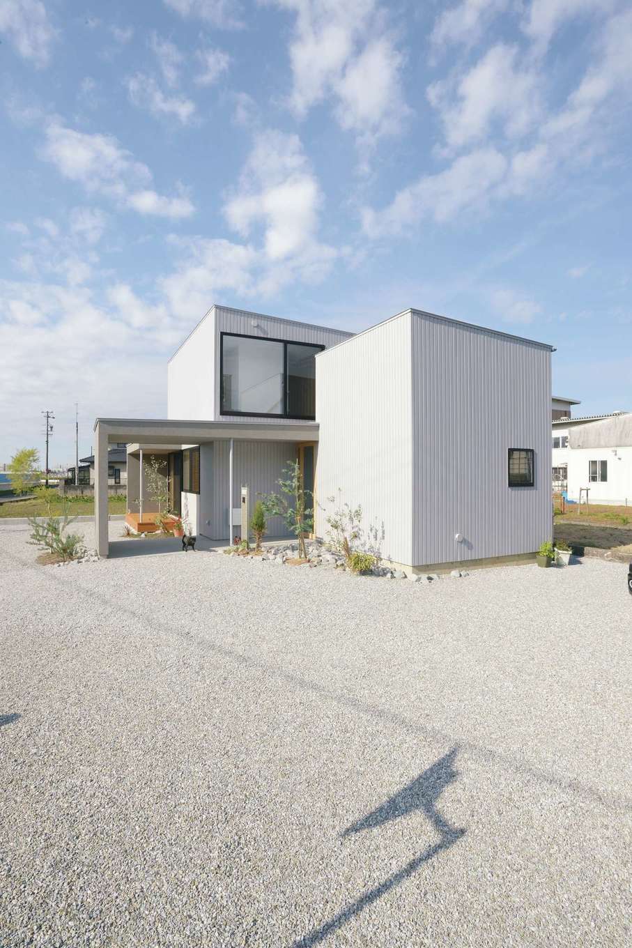 MABUCHI【デザイン住宅、狭小住宅、間取り】広い敷地とのバランスを考えてデザインされた外観。お母さまの居住棟と子世帯の居住棟の2棟から成り立っている。建物と共に外構のデザインも岸本氏が手がけた