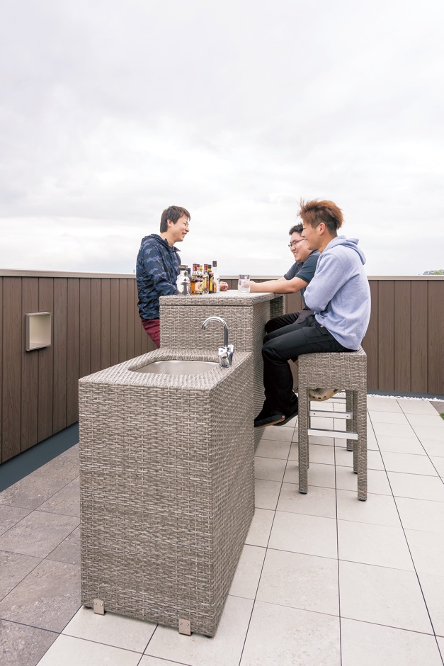 ＩＤＫ 住まいの発見館【1000万円台、子育て、屋上バルコニー】友人にお酒を振る舞ったり、 ひとり静かに星空のもとグラスを傾けたり。シンク付きのバーカウンターが大活躍