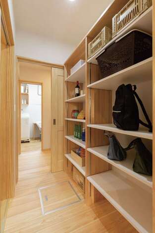 玄関ホール、キッチン、ランドリールームの3方向から出入りできるパントリー。暮らしやすさを追求した動線や収納もS邸の魅力だ