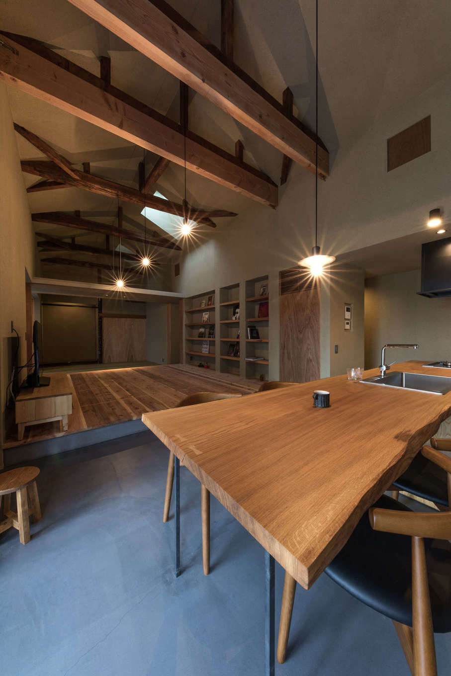 建杜 KENT（大栄工業）｜ダイニングテーブルの一枚板は、そのままキッチンの天板につながる個性的な仕上がりに