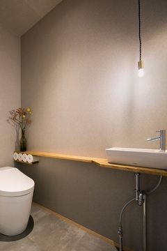 ペンダントライトがおしゃれな空間を際立たせてくれるトイレ。
フロアタイルとクロスの相性が抜群。