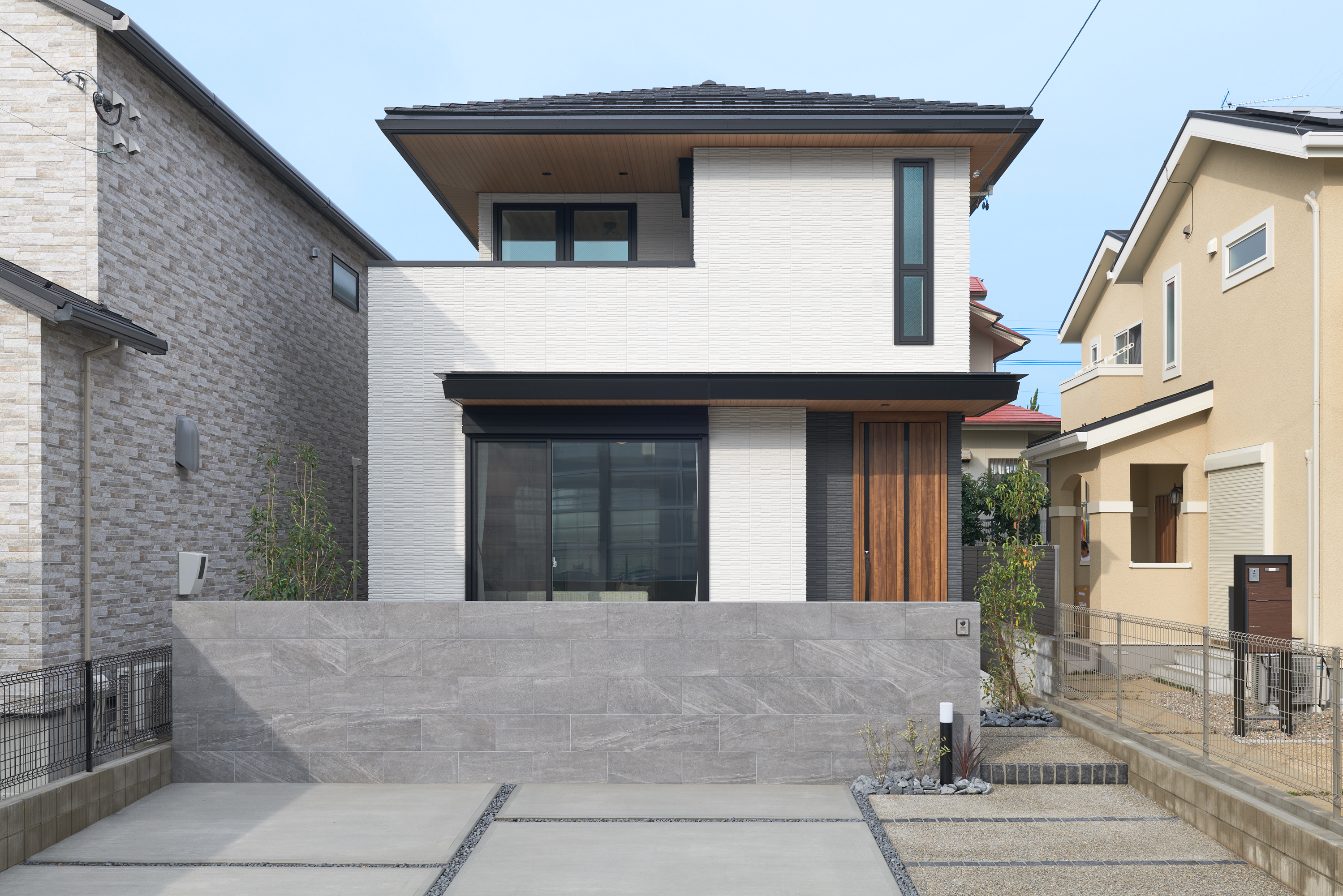 大和ハウス工業中部支社｜モダンでシンプルなデザインの2階建て住宅の外観。木材とホワイトのコントラストが調和し、美しいファサードを演出している。