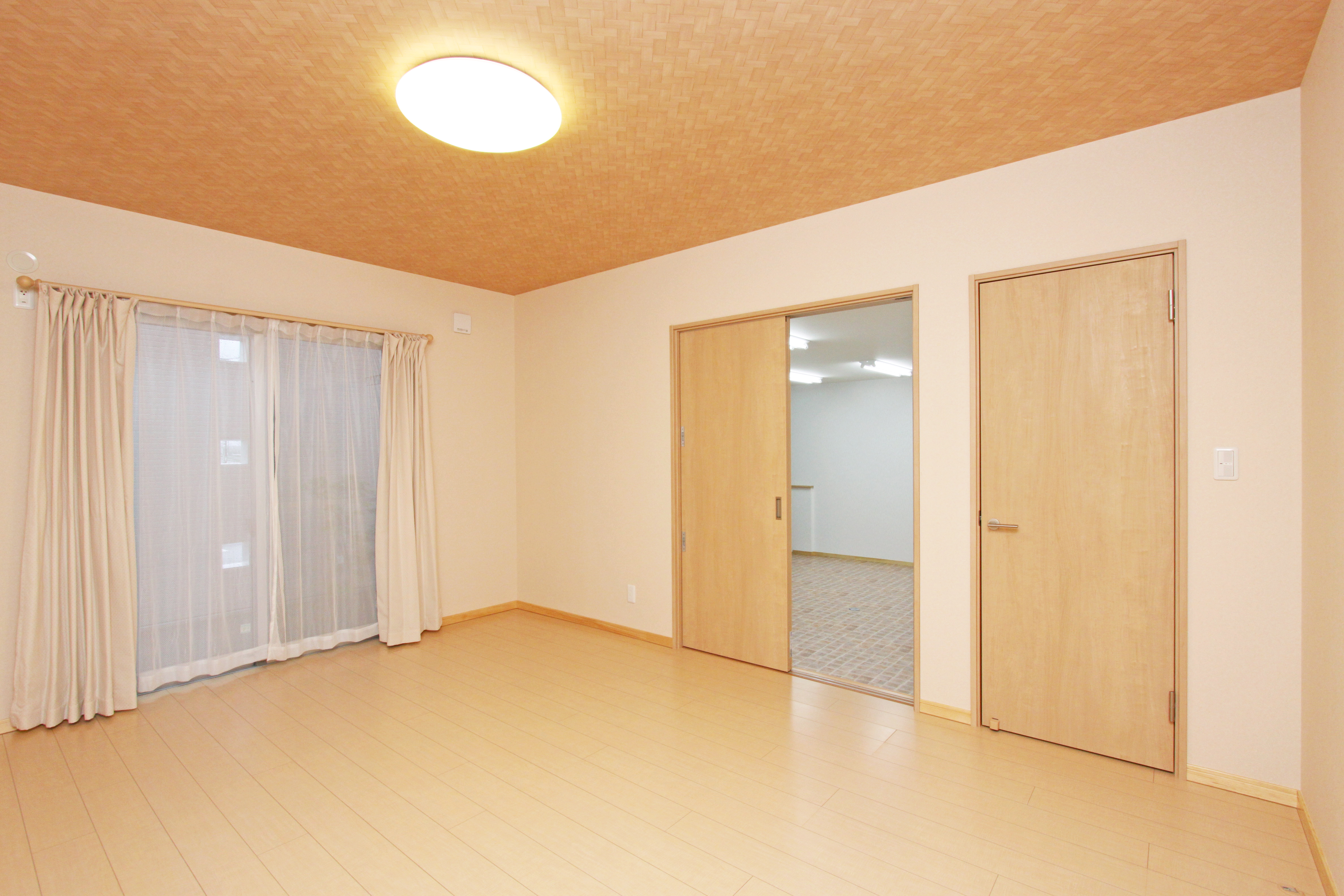 丸昇彦坂建設【デザイン住宅、間取り、インテリア】将来的に両親との同居を見据え、1階に10畳の洋室と、洗面や浴室などの水回りを設計した