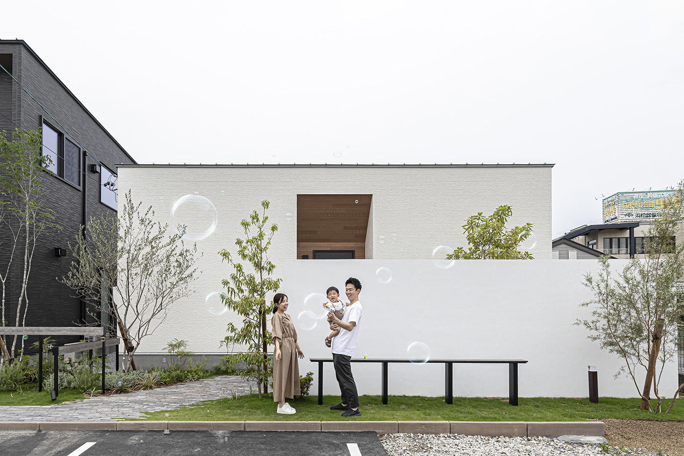 PG HOUSE（ピージーハウス）【浜松市中央区曳馬6-19-5・モデルハウス】外構によって玄関先のプライバシーも確保