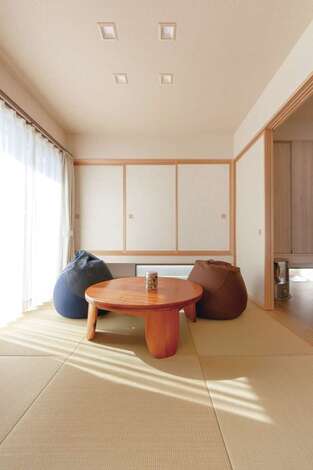 和室の収納は吊り押し入れにして、地窓から明かりを取り込む