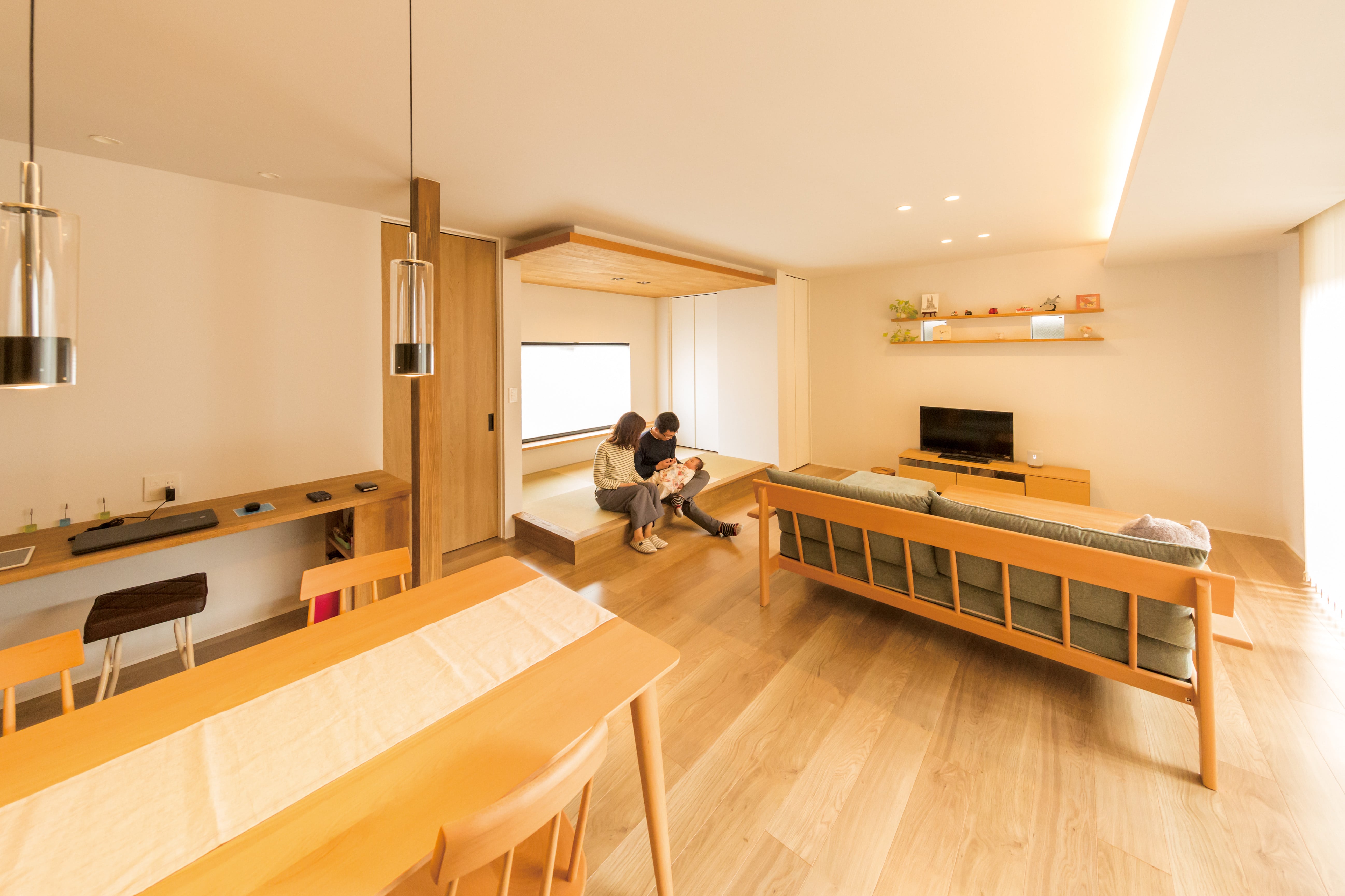 安田住宅｜安田建築設計室｜広々としたLDKスペース。ダイニングとリビングが一体化し、家族がリラックスして過ごせる空間が広がる。木の温もりが感じられるインテリアデザインが特徴的で、くつろぎのひとときを演出する。