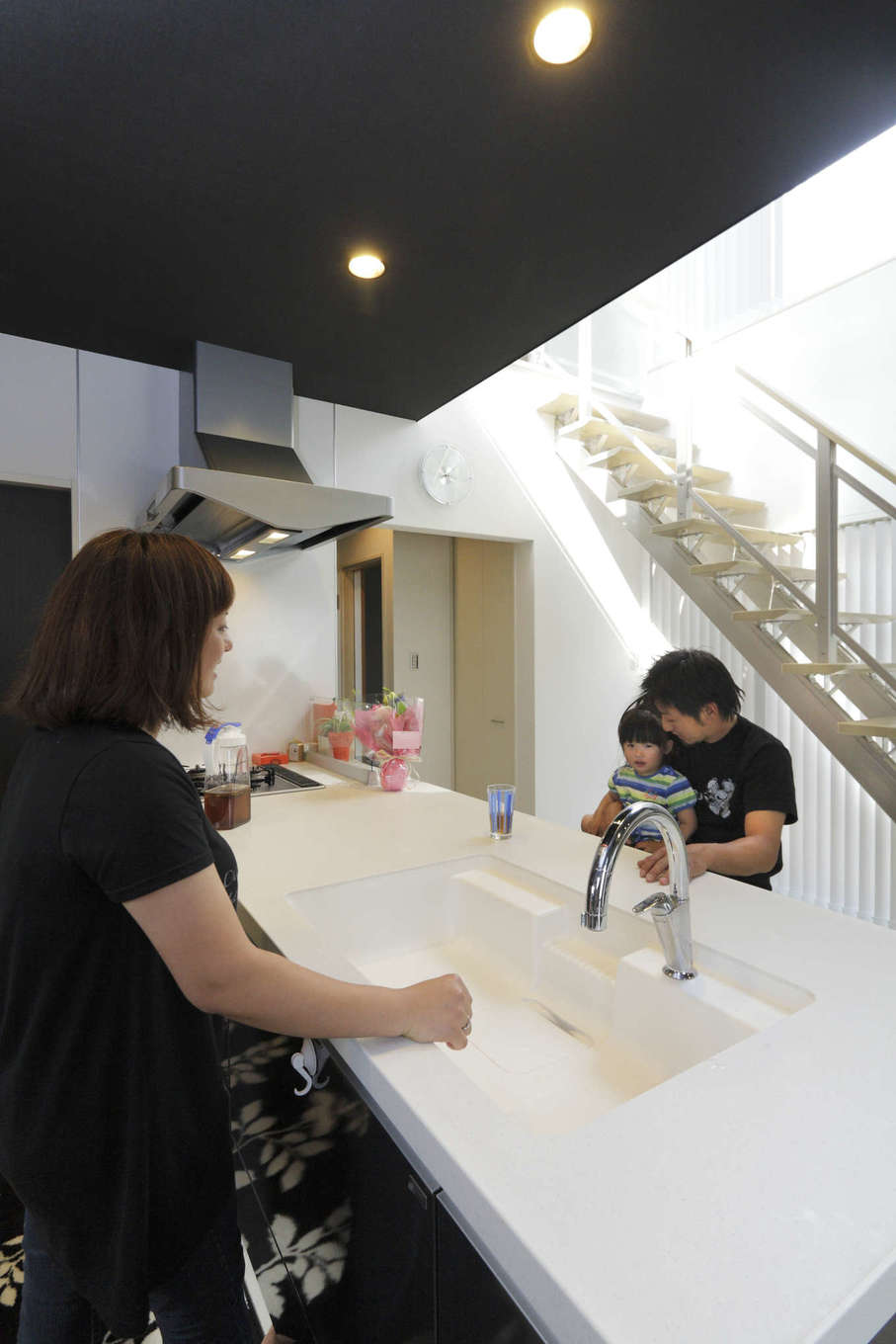 吉川住建【1000万円台、デザイン住宅、建築家】INAXのキッチンはカウンターを低めにして、正面にアルミ階段や中庭が見える眺めがいい