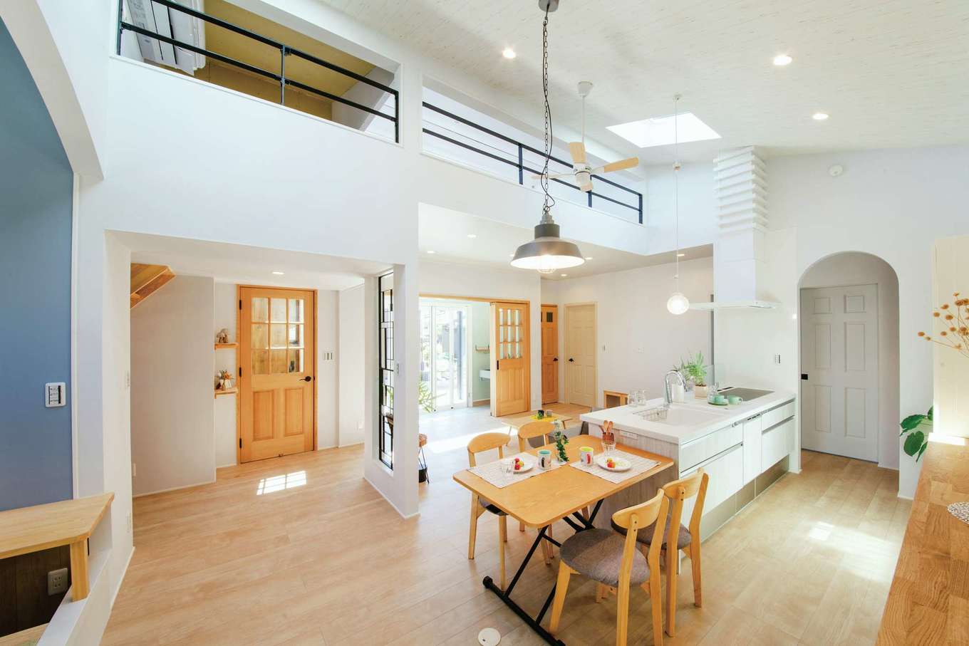 スカイグラウンド【デザイン住宅、間取り、平屋】回遊動線が便利で、デザインと暮らしやすさを両立。北欧＆カフェスタイルのLDK　