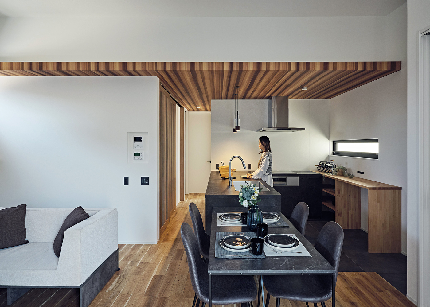 平屋建築ブルーハウス【和風、建築家、平屋】キッチンと横並びでダイニングテーブルを配置し、配膳や片付けの効率がアップ。キッチンに立つと、リビングやダイニング、和室にいる家族の様子がわかる