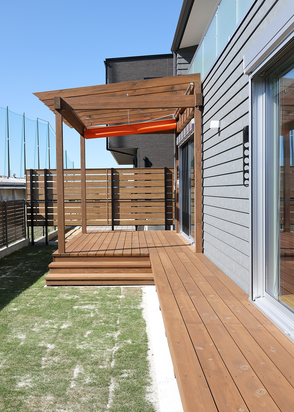 丸昇彦坂建設【デザイン住宅、趣味、間取り】庭は広々としたウッドデッキがあり、暖かい日には外でヨガや天体観測を愉しめる