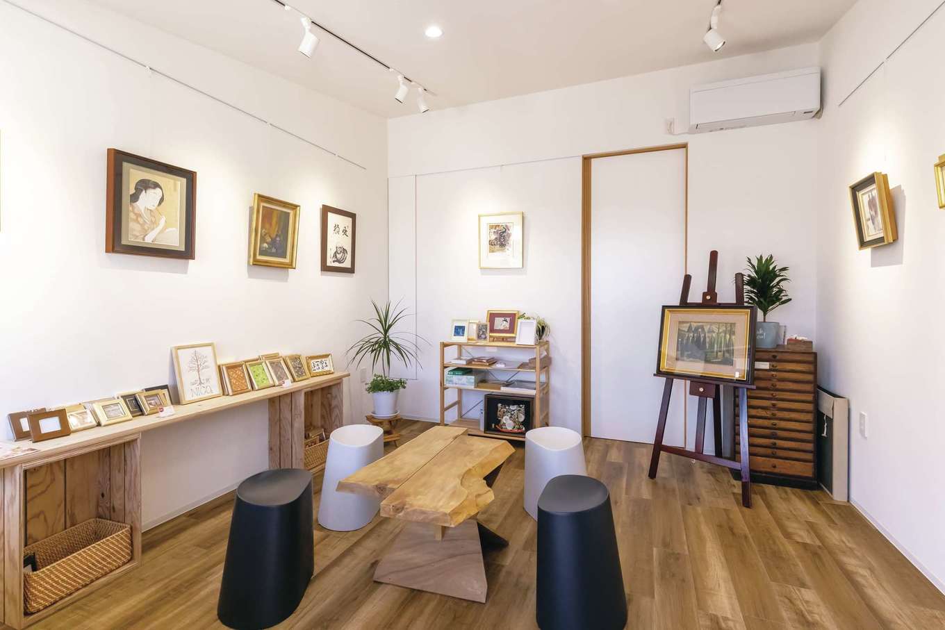 神谷綜合建設 カミヤの家【デザイン住宅、収納力、平屋】額縁のオーダーとギャラリー貸出をする「工房Nico」は、交流の場としても機能。作品やイベントの様子をインスタグラムで発信中（@minigallery.nico）