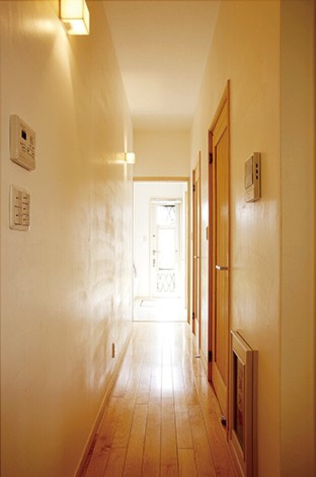 左官職人のていねいな仕事がうかがえる漆喰壁。家族の健康を考え、家中に自然素材が使われている