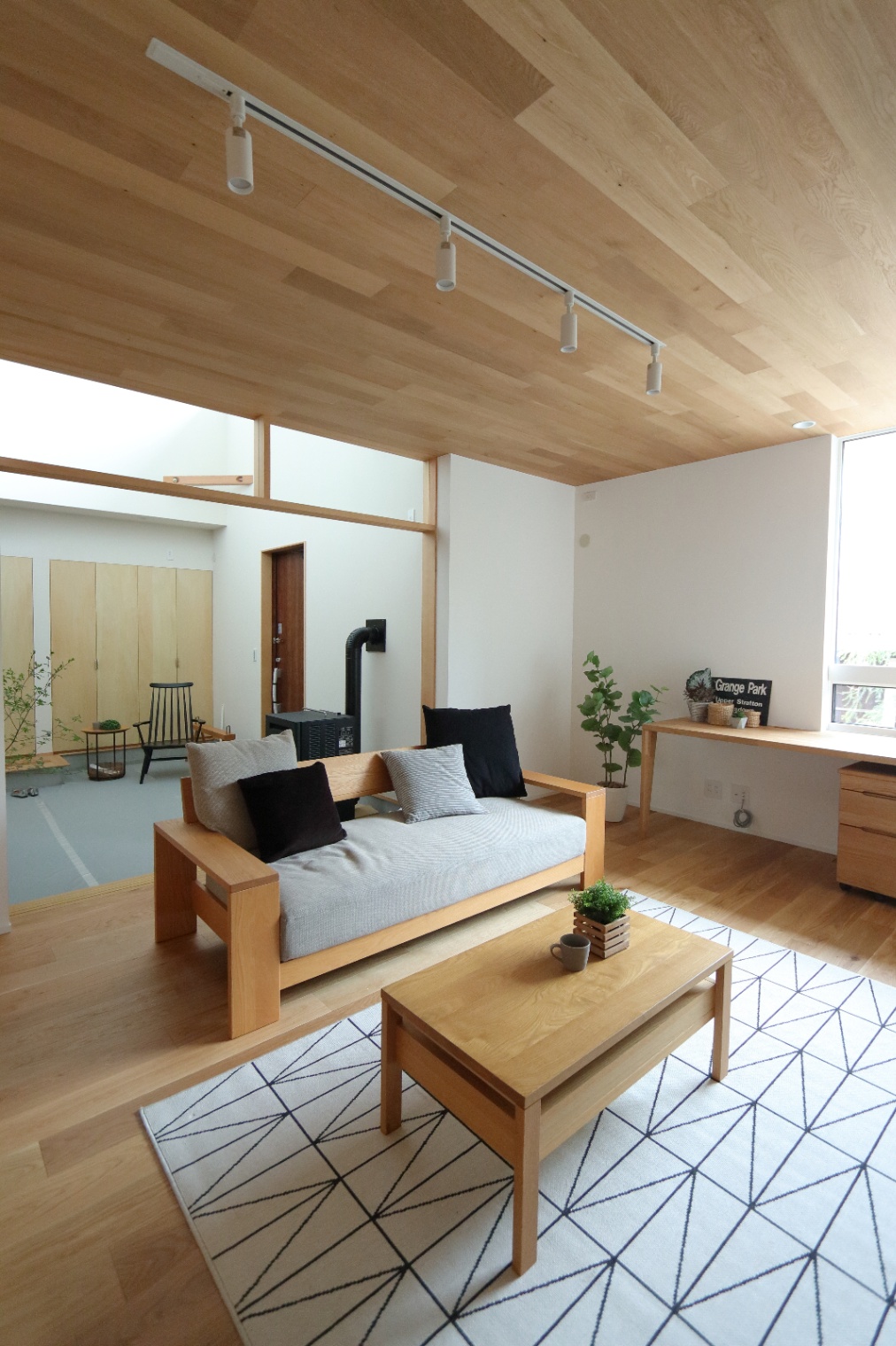 Organic Factory｜木製家具が調和した温かみのあるリビング。広々とした空間で、快適な家族団らんの場を提供している。