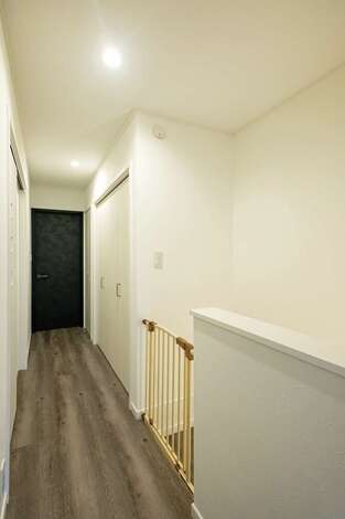 3階は濃いめの床をチョイス。3階通路にも収納スペースがふんだんに