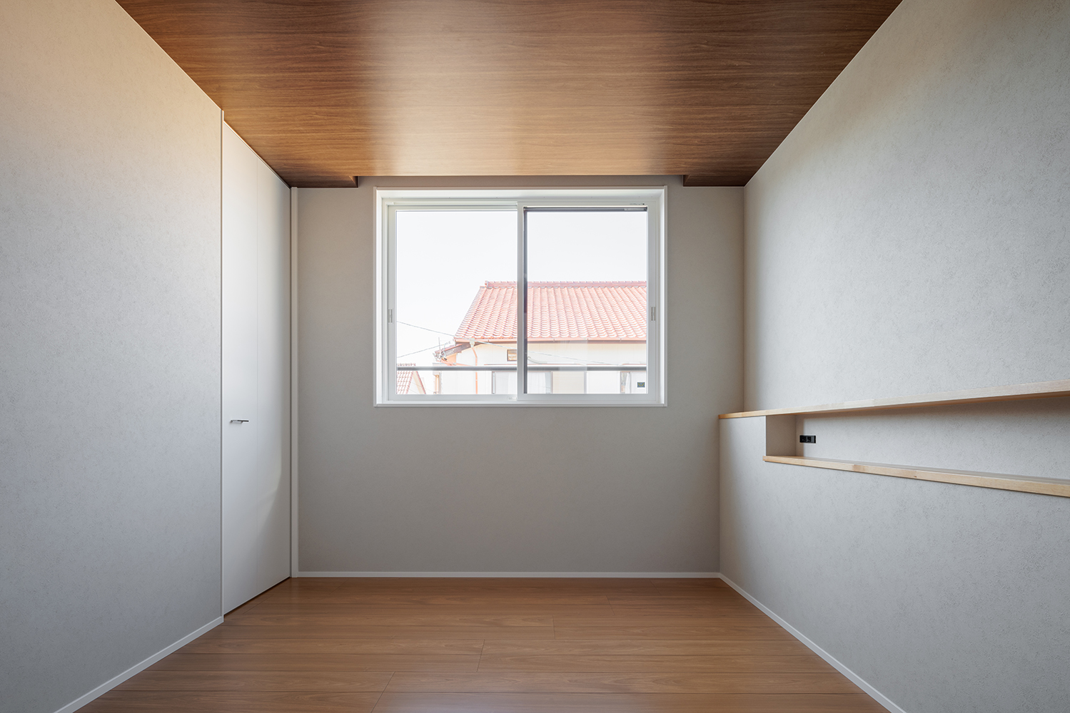 tact design firm【デザイン住宅、子育て、間取り】ライトグレーのクロスと木目をコーディネートしたおしゃれな主寝室