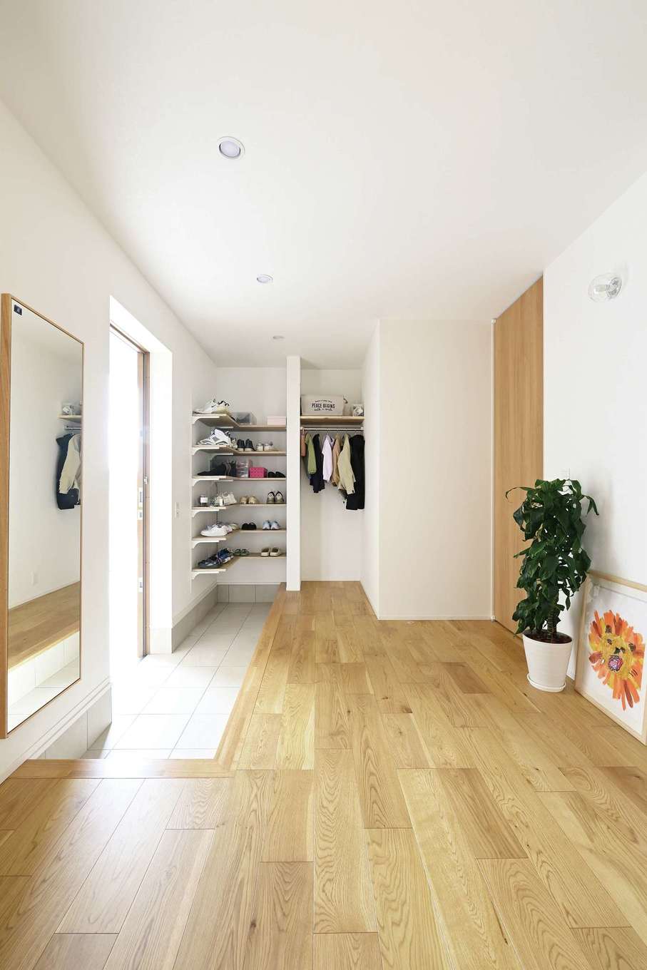 REIWA HOUSE（令和ハウス）【デザイン住宅、省エネ、間取り】すっきりと広いエントランス。シューズボックスも玄関クローゼットもあえて扉を付けず、開放的に。入って正面の子ども部屋は、成長に応じて2間にセパレートできる