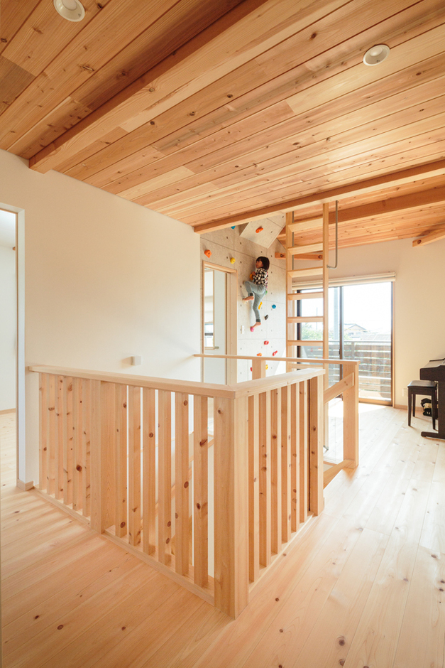 ２回もぐるっと回れる動線の間取り。南側のボルダリングスペースはご主人の希望で実現